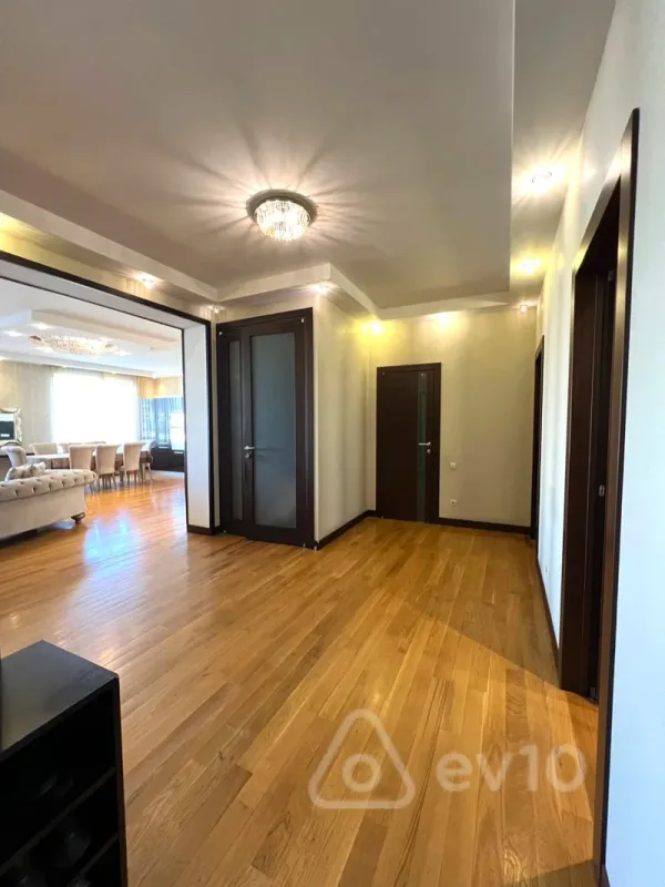 Kirayə verilir 3 otaqlı yeni tikili 138 m²