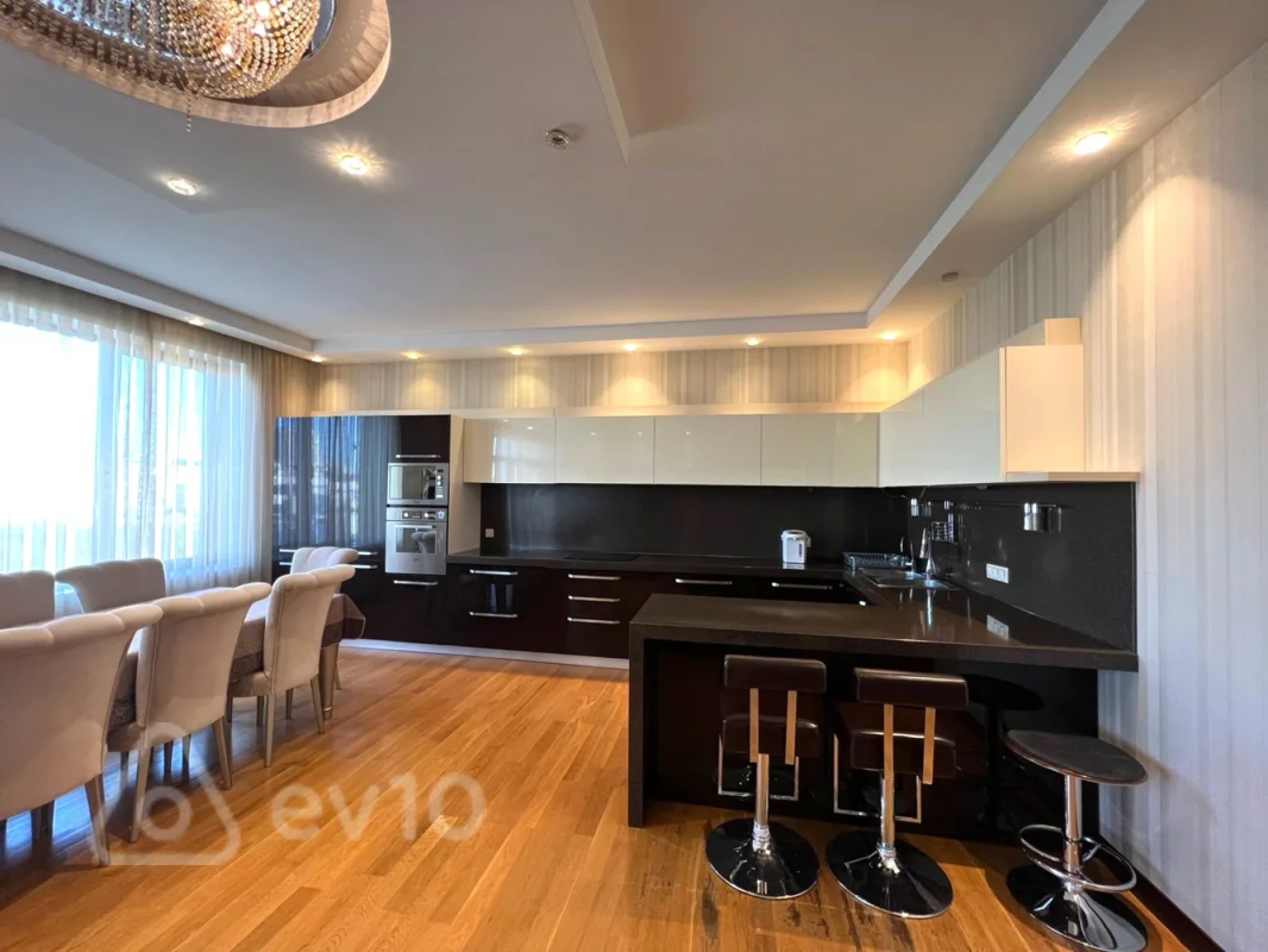 Kirayə verilir 3 otaqlı yeni tikili 138 m²