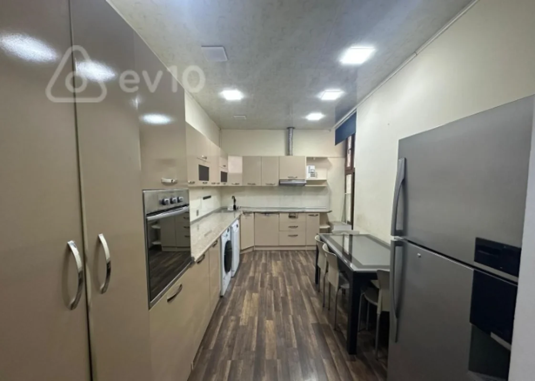 Kirayə verilir mənzil 320 m²
