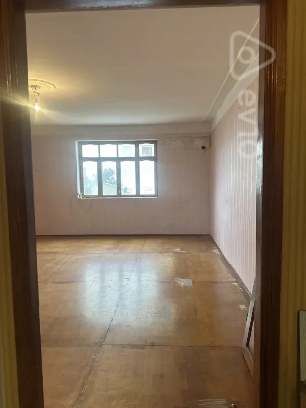 Satılır 4 otaqlı köhnə tikili 130 m²