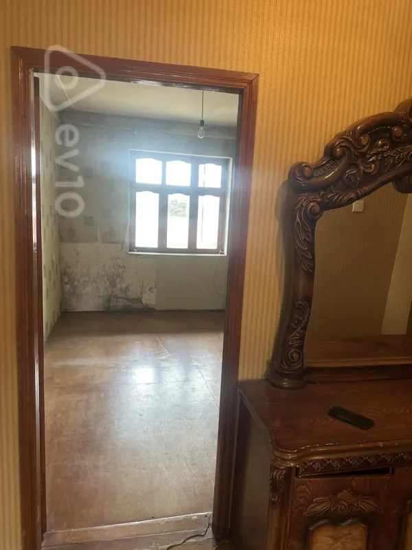 Satılır 4 otaqlı köhnə tikili 130 m²