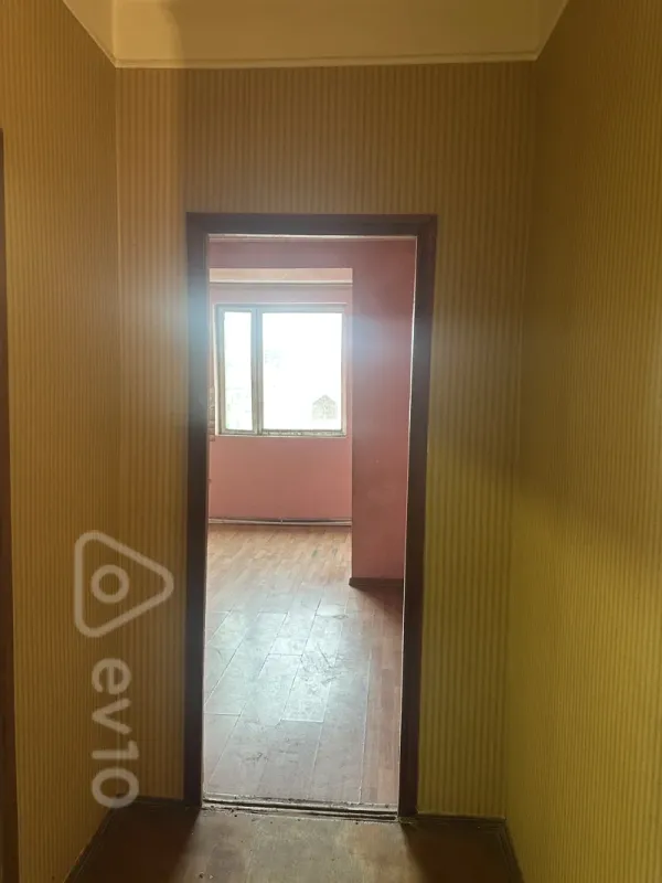 Satılır 4 otaqlı köhnə tikili 130 m²