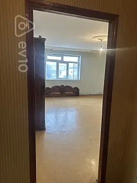 Satılır 4 otaqlı köhnə tikili 130 m²