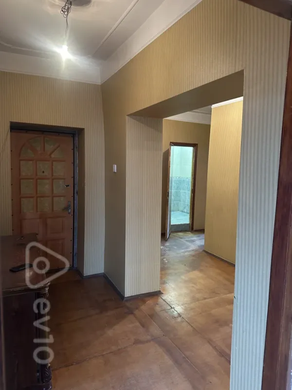 Satılır 4 otaqlı köhnə tikili 130 m²