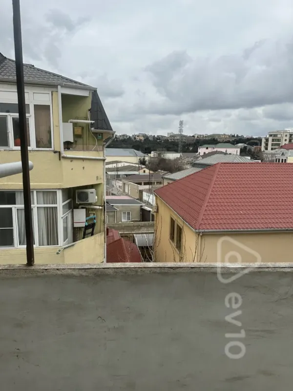Satılır 4 otaqlı köhnə tikili 130 m²