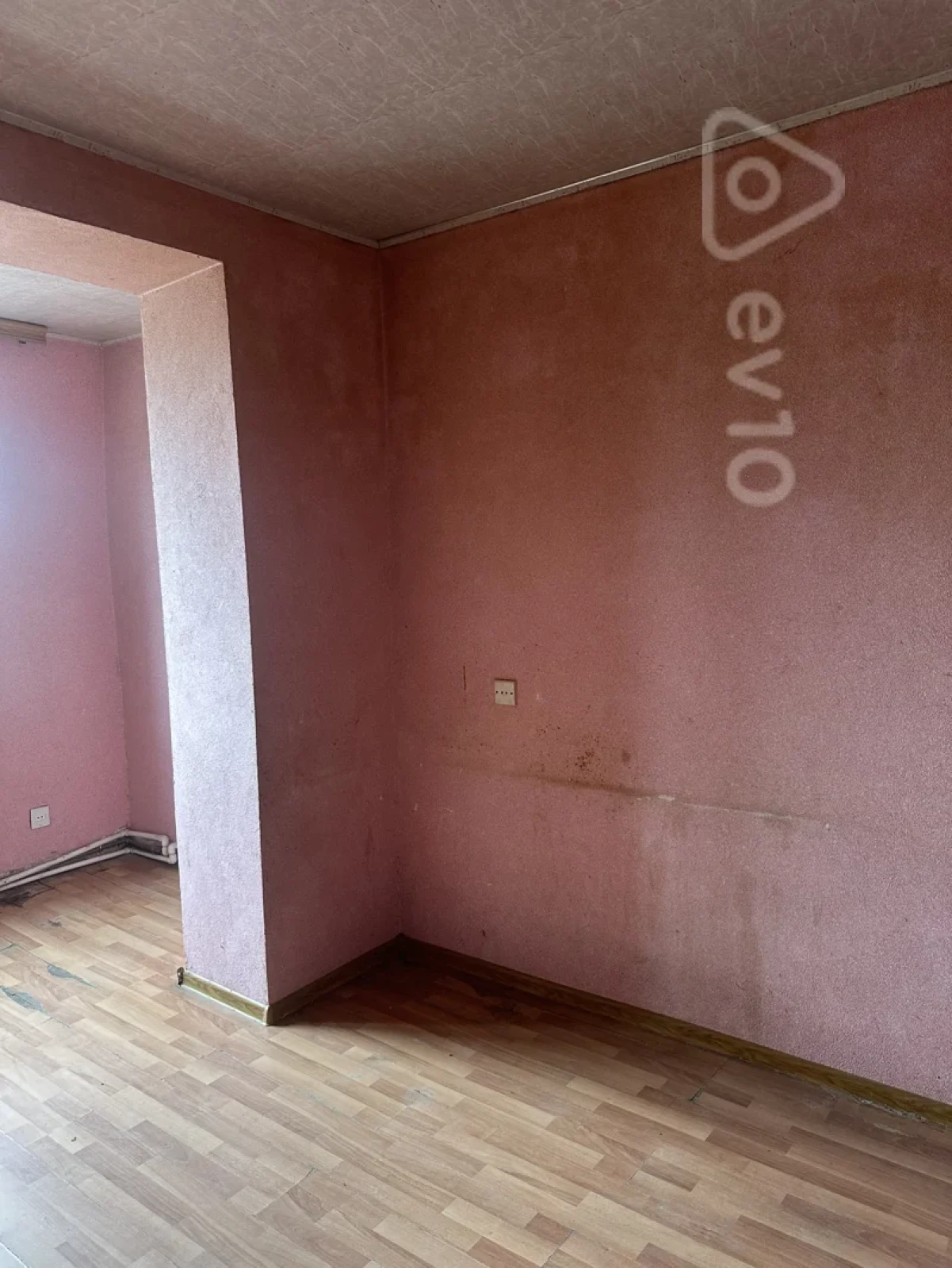 Satılır 4 otaqlı köhnə tikili 130 m²