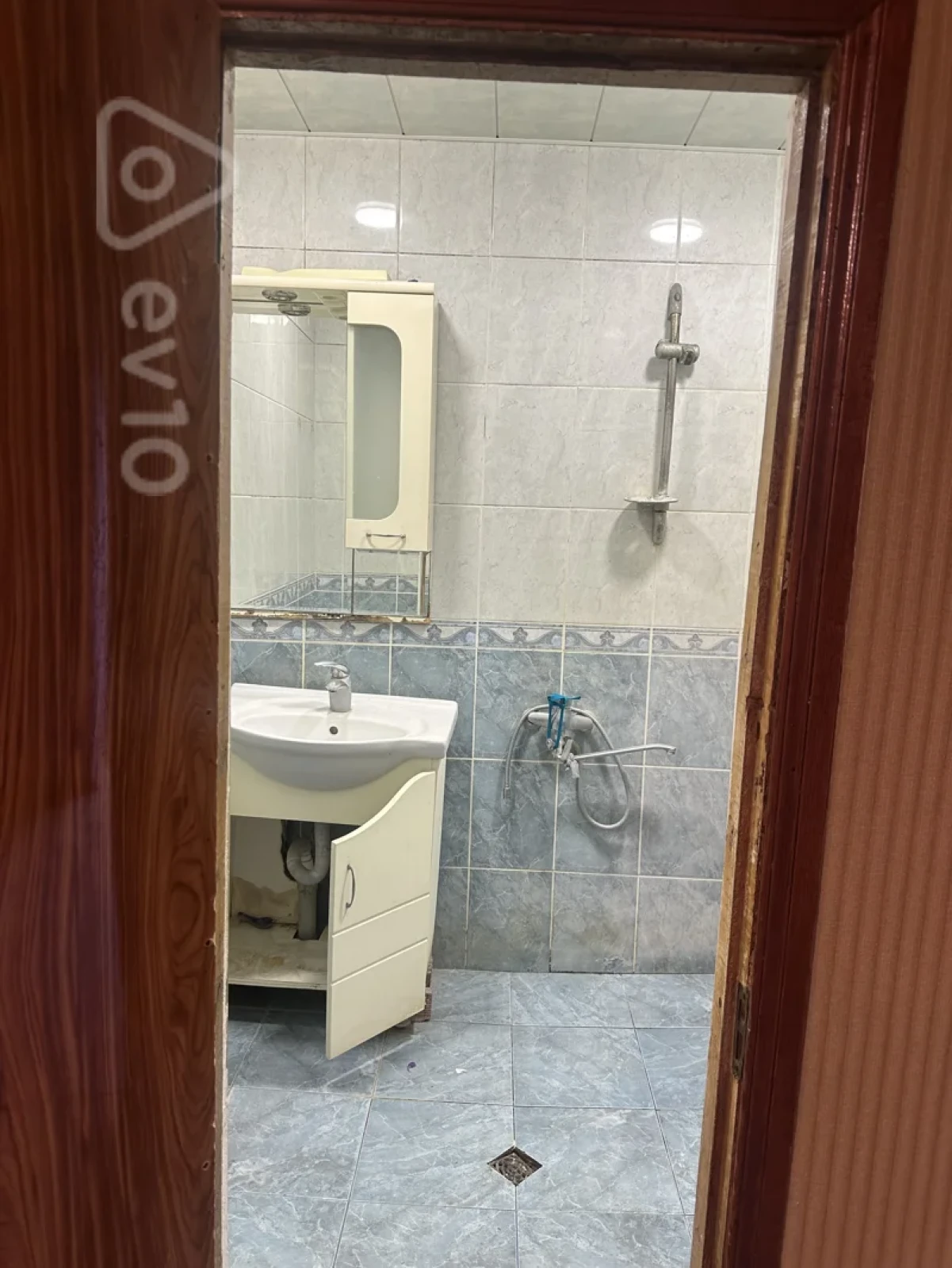 Satılır 4 otaqlı köhnə tikili 130 m²