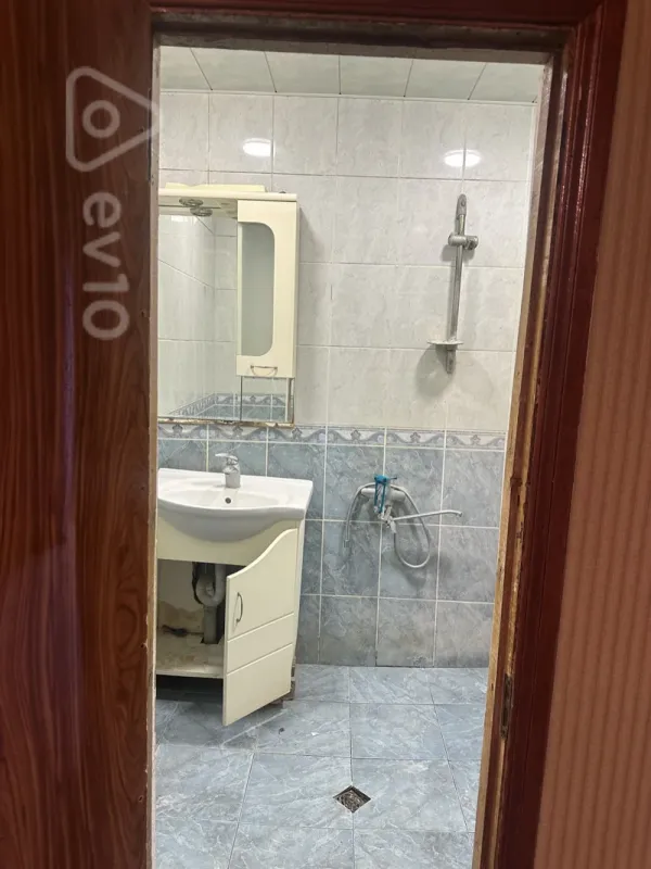 Satılır 4 otaqlı köhnə tikili 130 m²