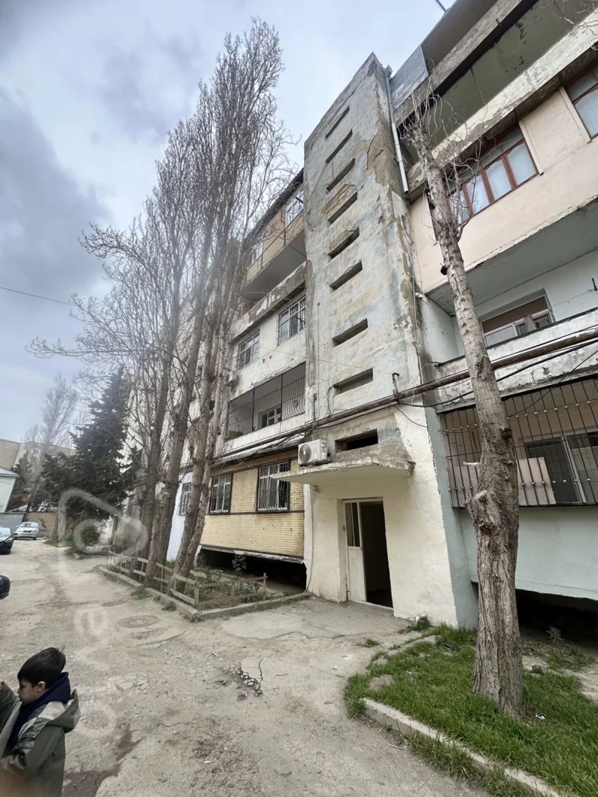 Satılır 4 otaqlı köhnə tikili 130 m²
