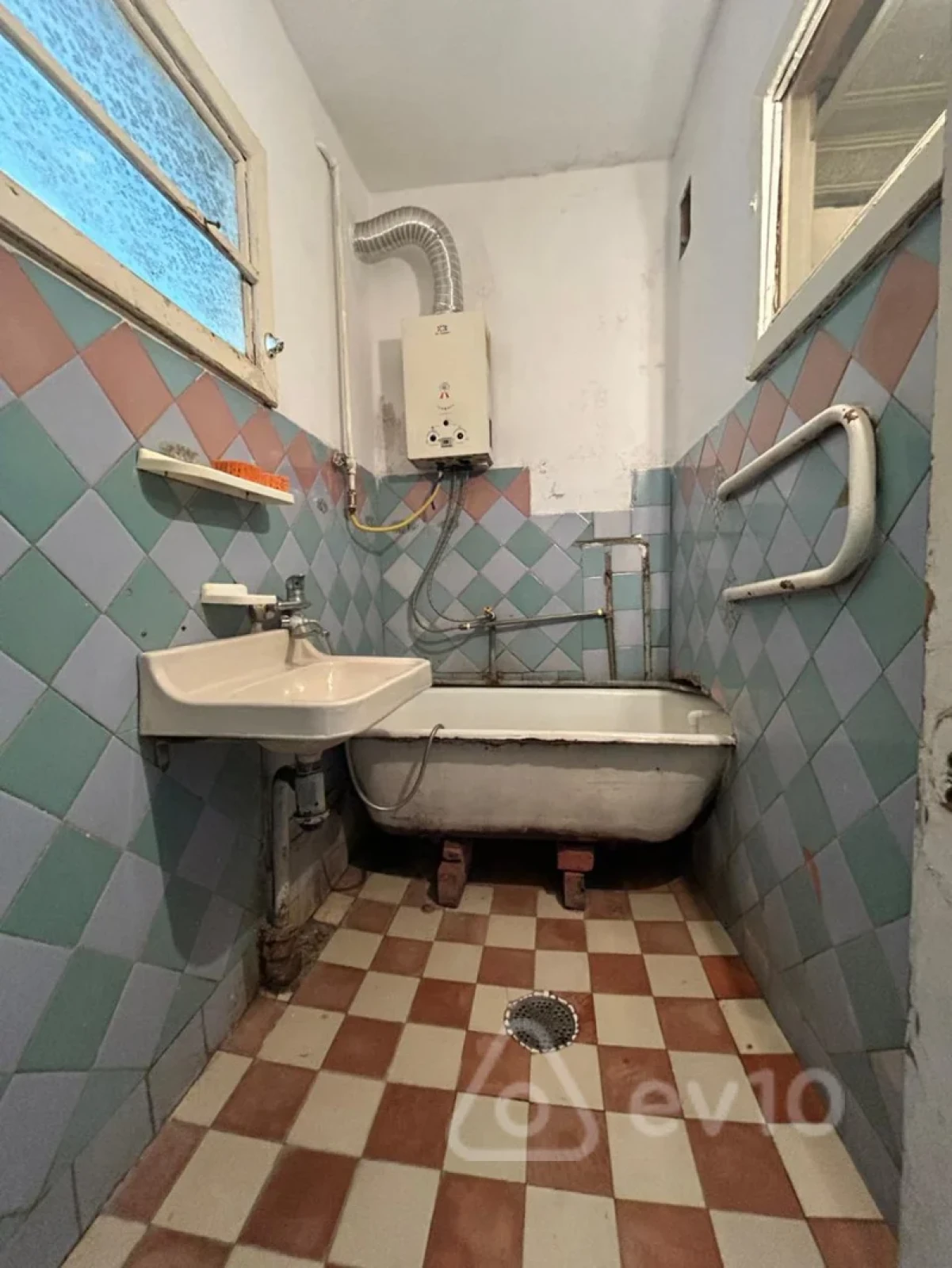 Satılır 3 otaqlı köhnə tikili 85 m²