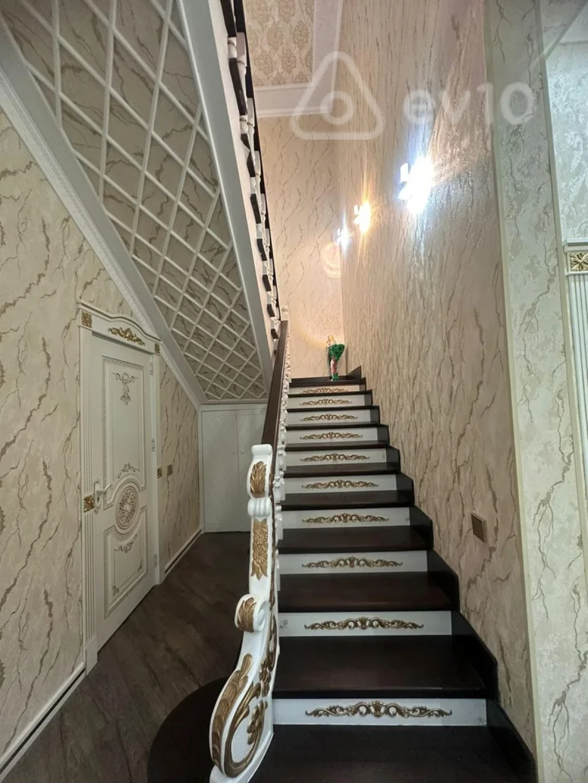 Satılır 7 otaqlı həyət evi 450 m²