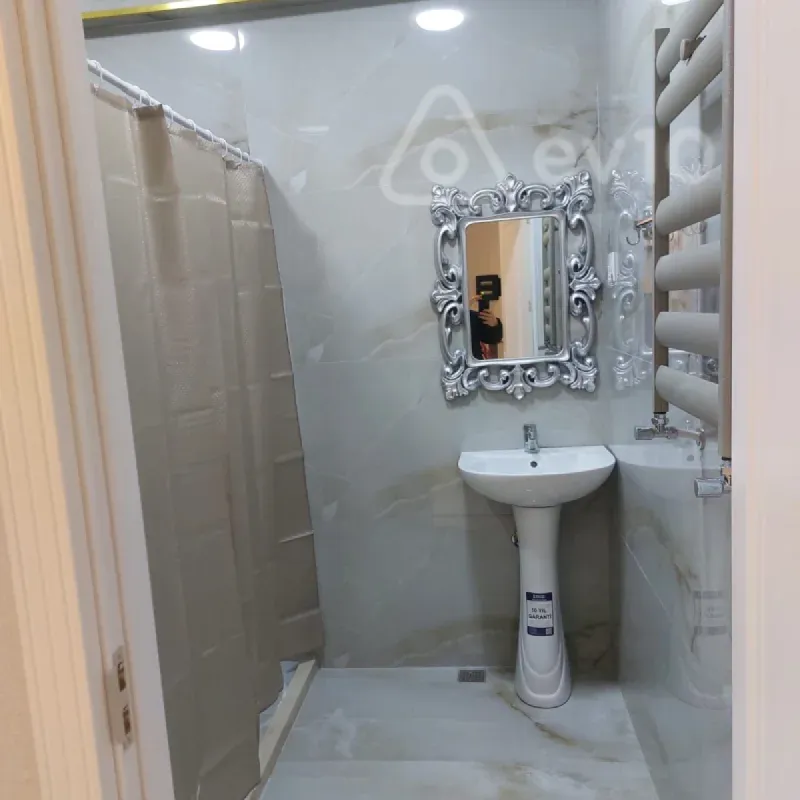 Kirayə verilir 3 otaqlı yeni tikili 130 m²