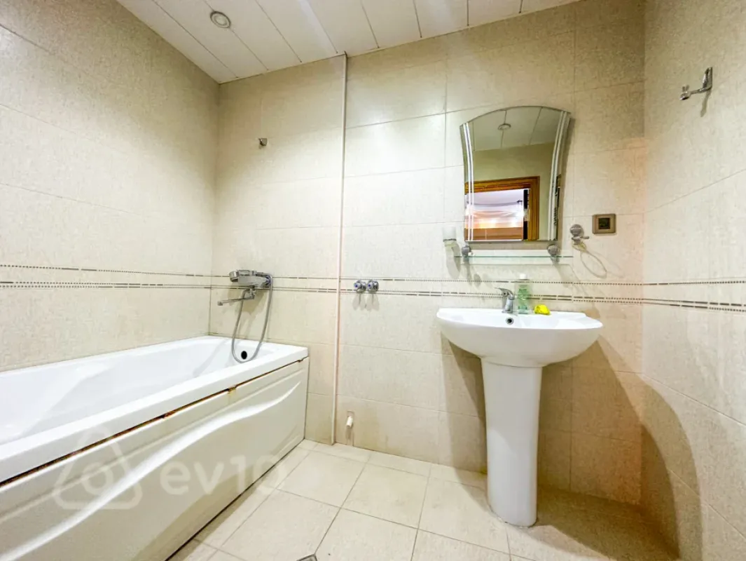 Kirayə verilir 3 otaqlı yeni tikili 135 m²