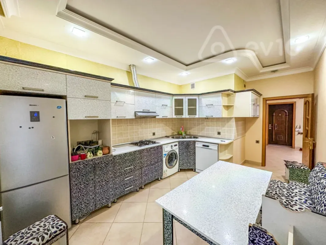 Kirayə verilir 3 otaqlı yeni tikili 135 m²