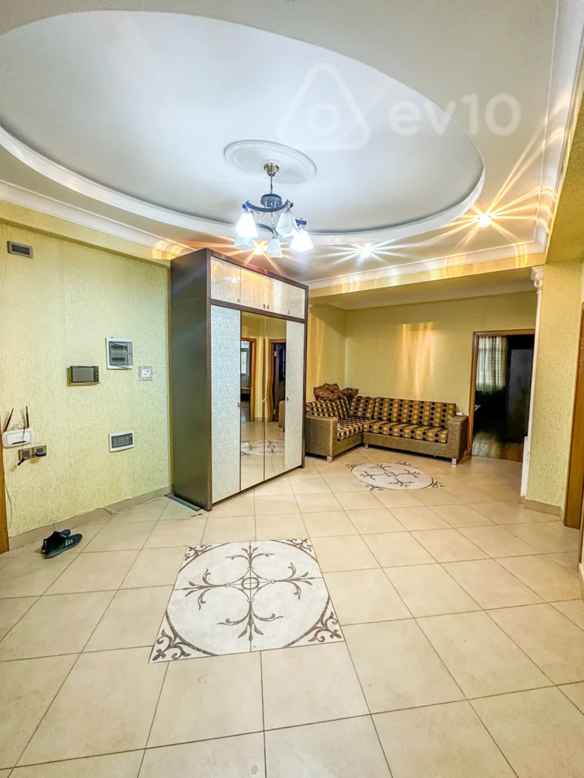 Kirayə verilir 3 otaqlı yeni tikili 135 m²