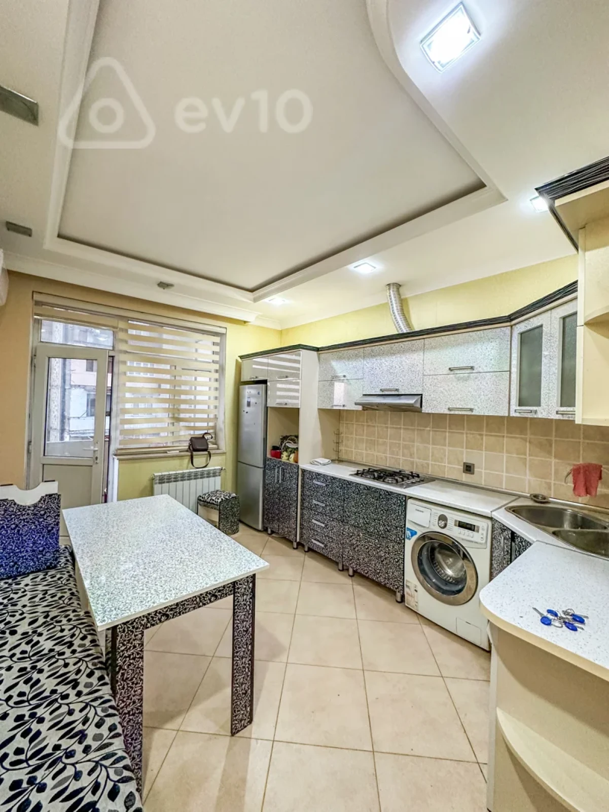 Kirayə verilir 3 otaqlı yeni tikili 135 m²