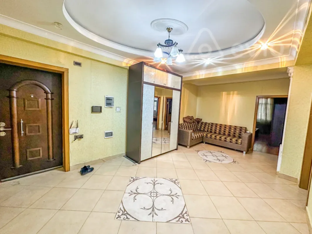 Kirayə verilir 3 otaqlı yeni tikili 135 m²