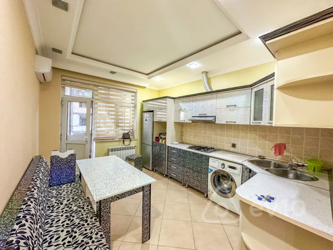 Kirayə verilir 3 otaqlı yeni tikili 135 m²