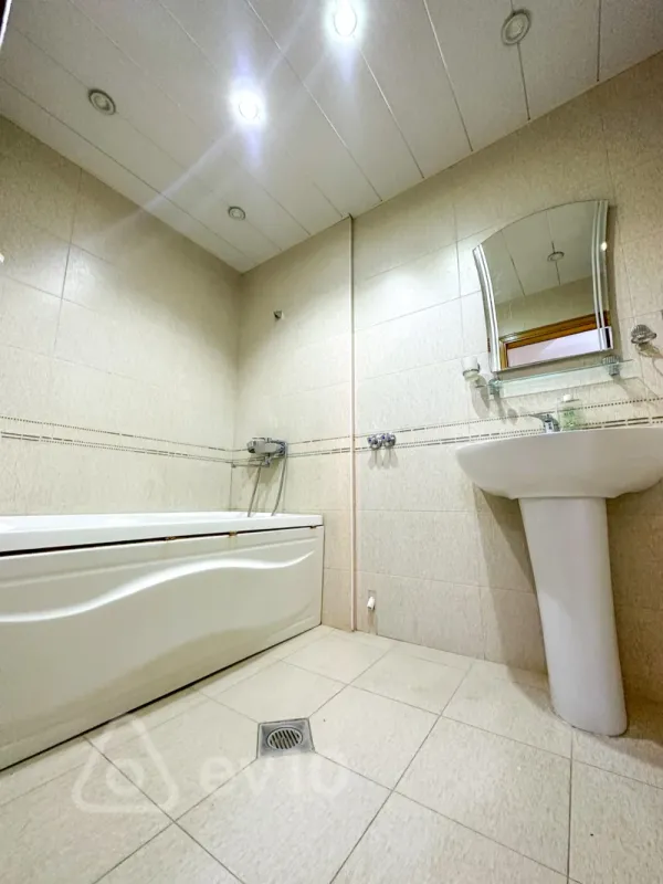 Kirayə verilir 3 otaqlı yeni tikili 135 m²