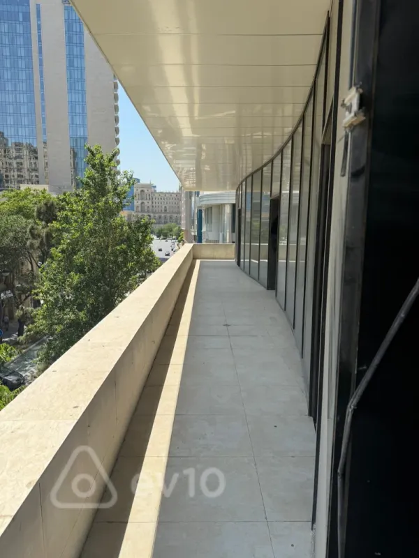 Satılır mənzil 615 m²