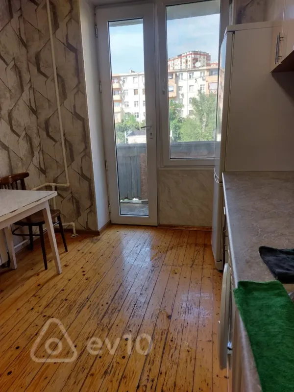 Kirayə verilir 2 otaqlı köhnə tikili 55 m²