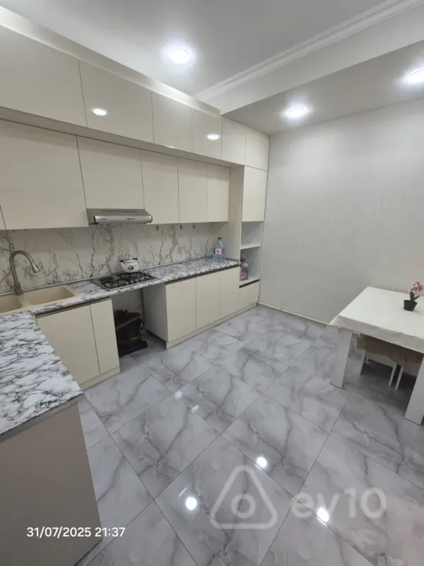 Kirayə verilir 2 otaqlı yeni tikili 70 m²
