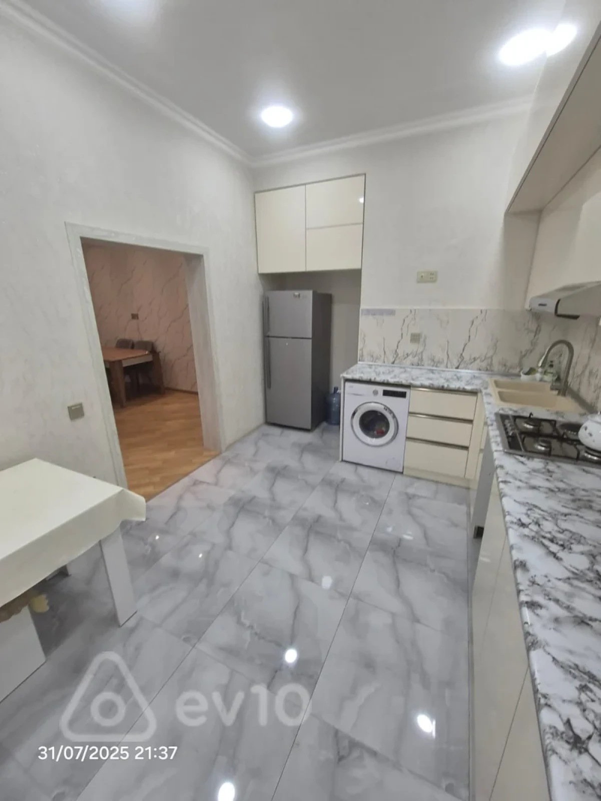 Kirayə verilir 2 otaqlı yeni tikili 70 m²