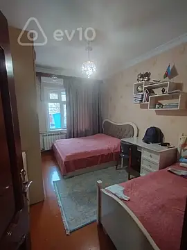 Satılır 4 otaqlı köhnə tikili 120 m²