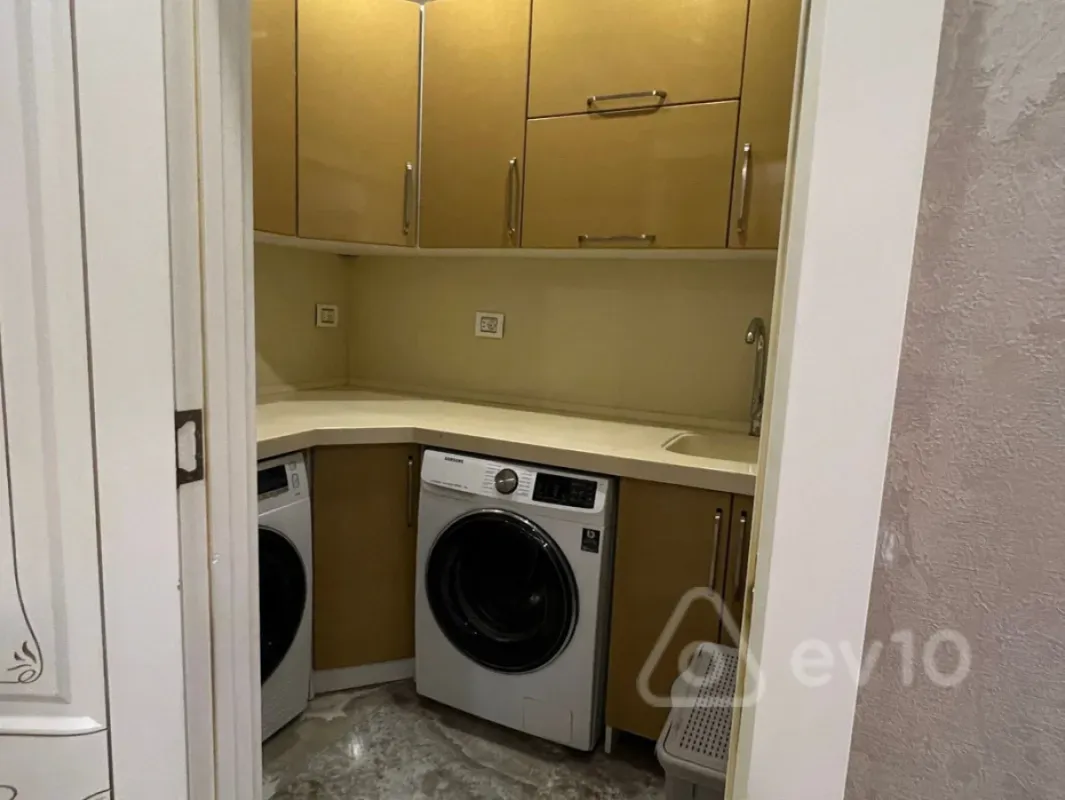 Kirayə verilir 4 otaqlı yeni tikili 181 m²