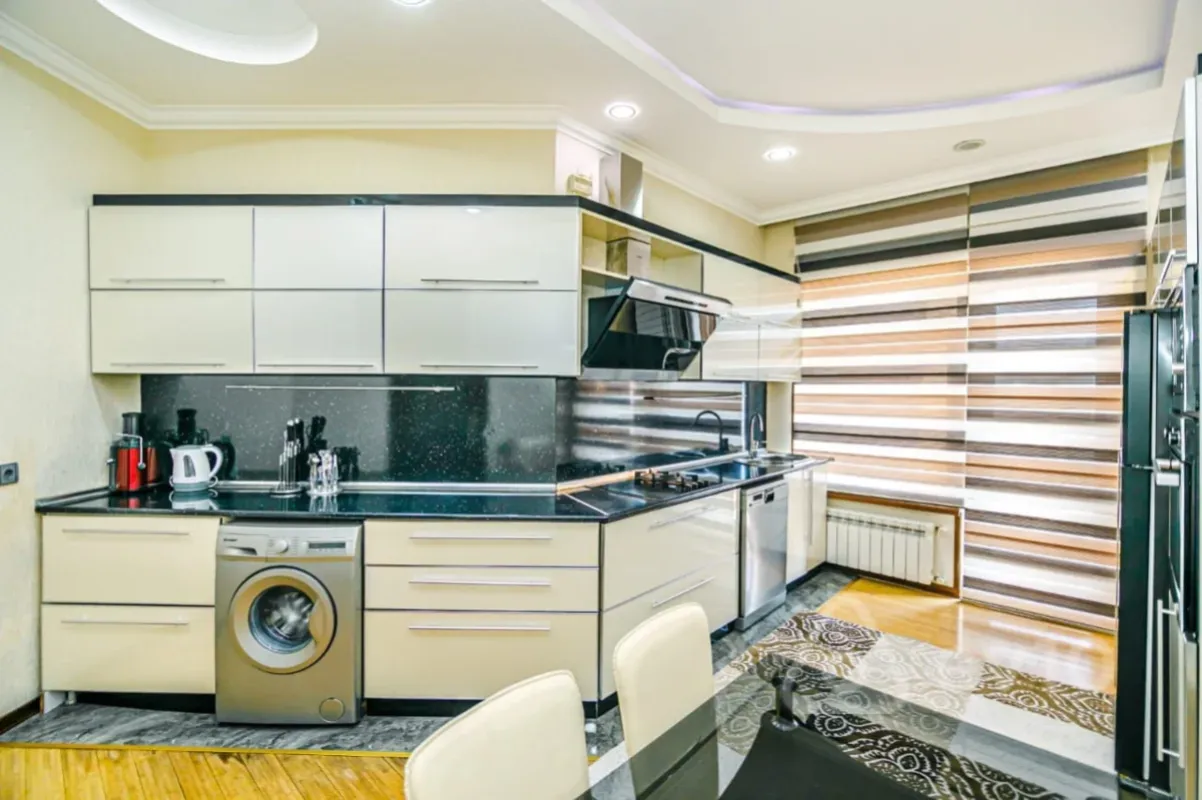 Kirayə verilir 3 otaqlı yeni tikili 165 m²