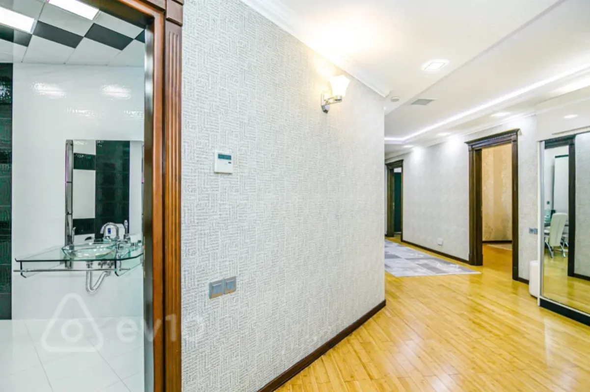 Kirayə verilir 3 otaqlı yeni tikili 165 m²