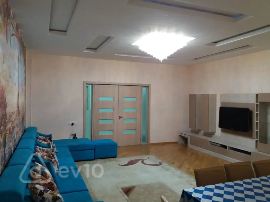 Kirayə verilir 3 otaqlı yeni tikili 130 m²