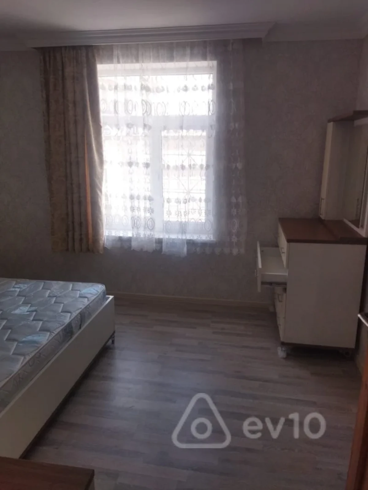 Kirayə verilir 2 otaqlı köhnə tikili 60 m²