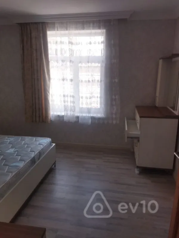 Kirayə verilir 2 otaqlı köhnə tikili 60 m²