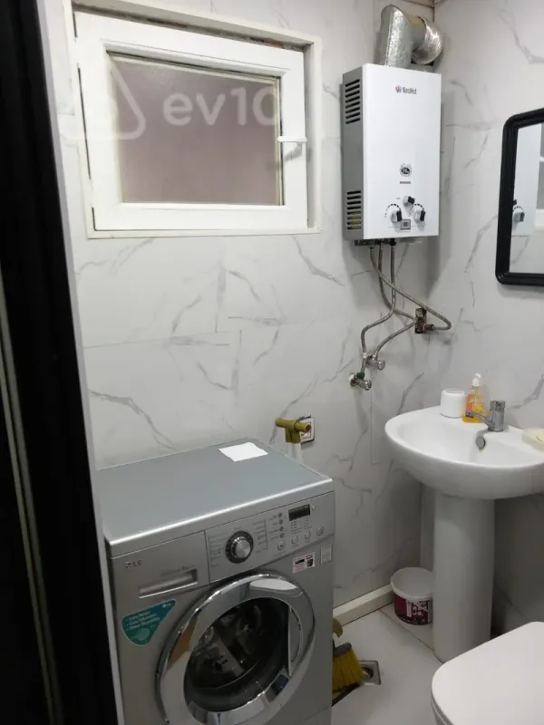 Kirayə verilir 2 otaqlı köhnə tikili 40 m²