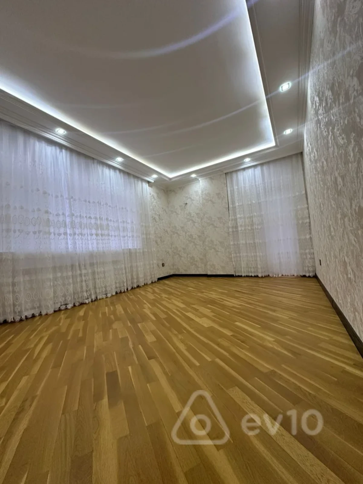 Satılır 3 otaqlı yeni tikili 130 m²