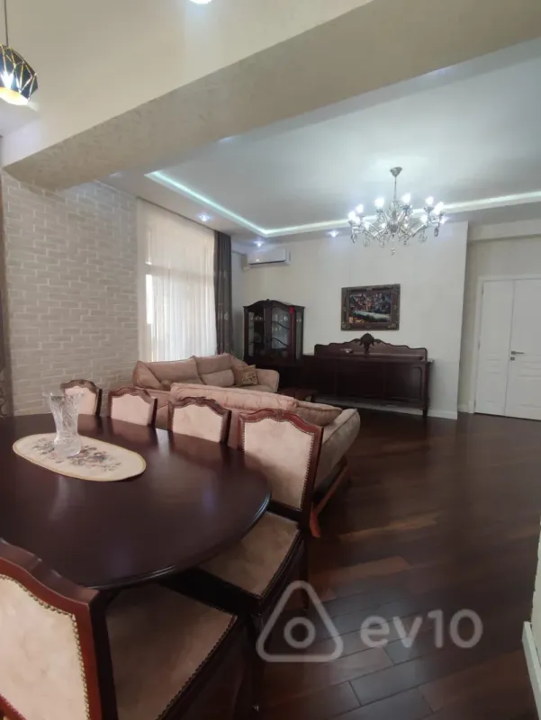 Kirayə verilir 3 otaqlı yeni tikili 140 m²