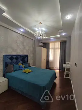 Kirayə verilir 3 otaqlı yeni tikili 140 m²