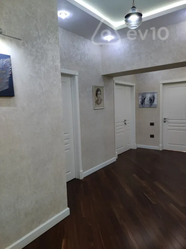 Kirayə verilir 3 otaqlı yeni tikili 140 m²