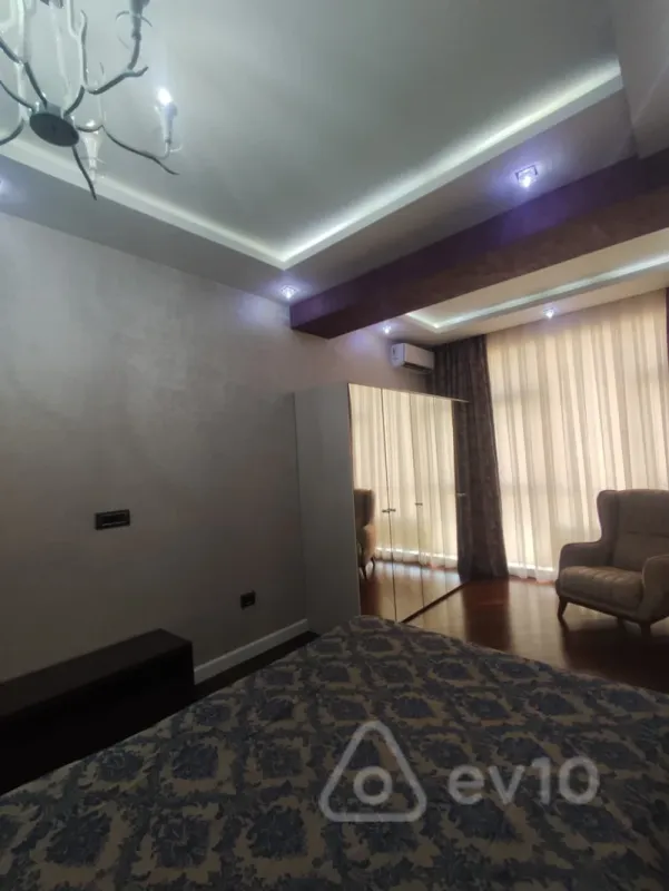 Kirayə verilir 3 otaqlı yeni tikili 140 m²