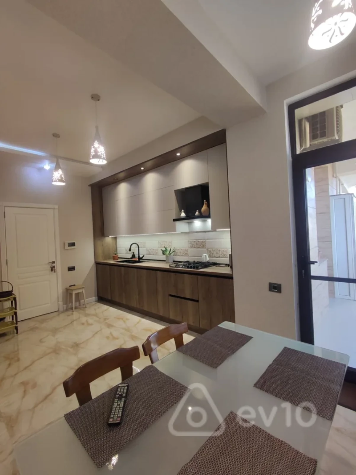 Kirayə verilir 3 otaqlı yeni tikili 140 m²