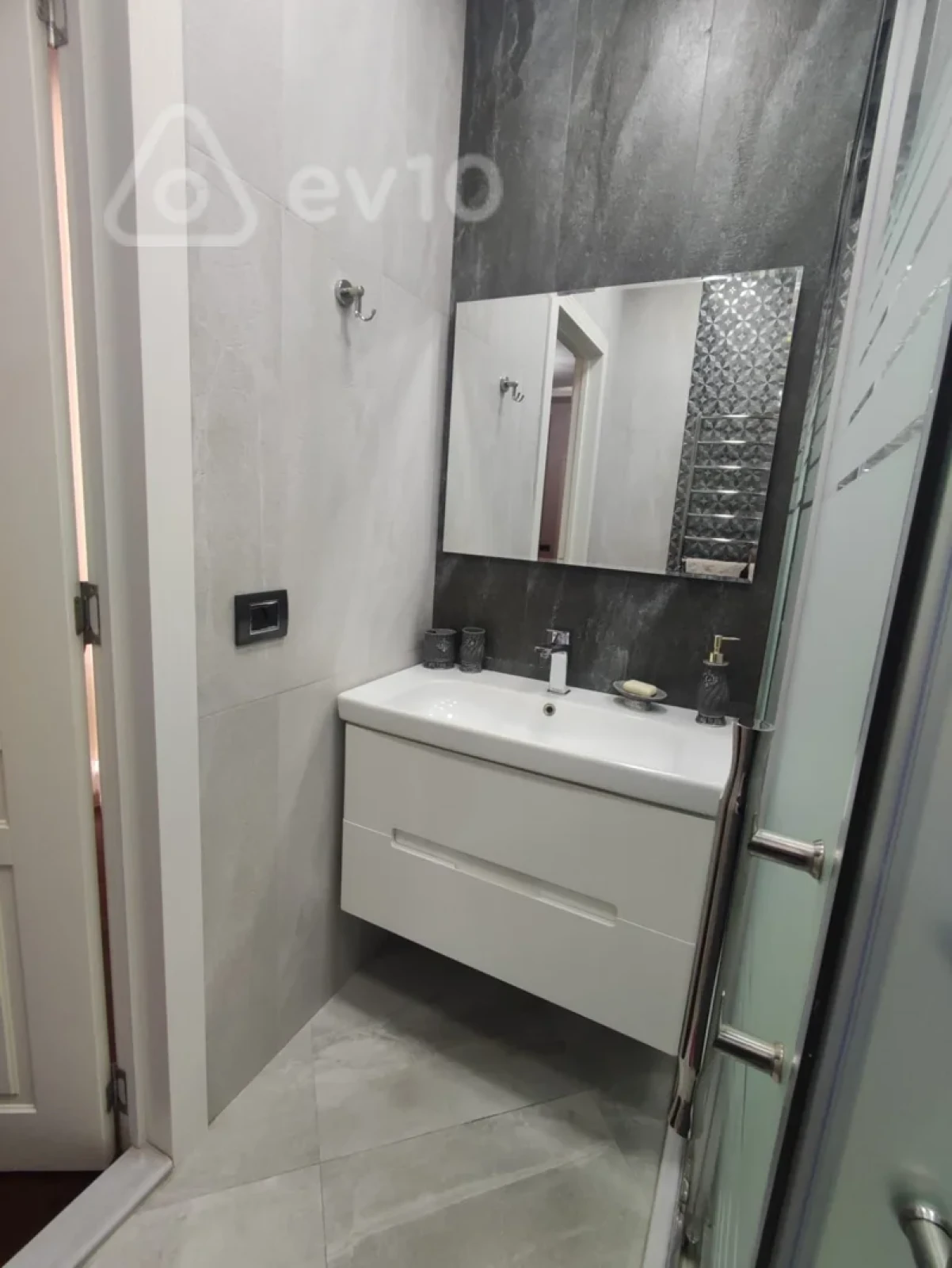 Kirayə verilir 3 otaqlı yeni tikili 140 m²