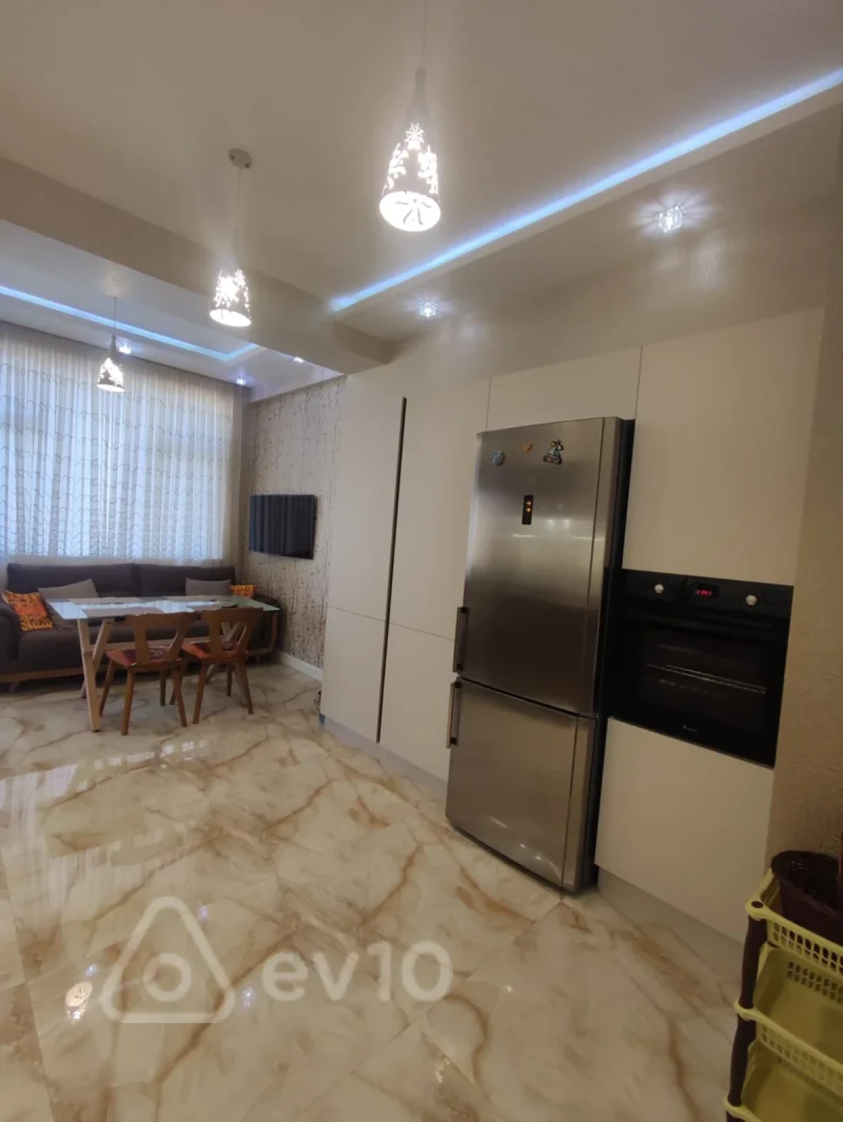 Kirayə verilir 3 otaqlı yeni tikili 140 m²