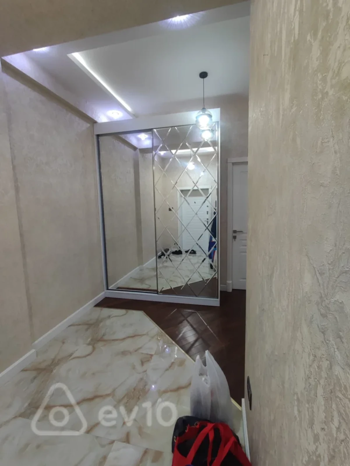 Kirayə verilir 3 otaqlı yeni tikili 140 m²