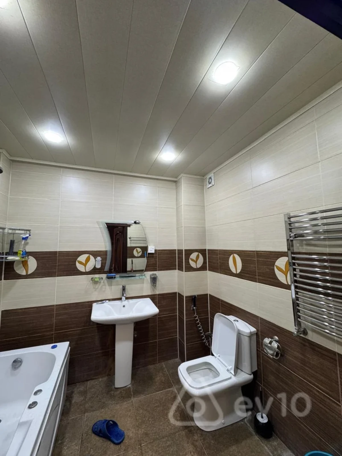 Kirayə verilir 3 otaqlı yeni tikili 145 m²