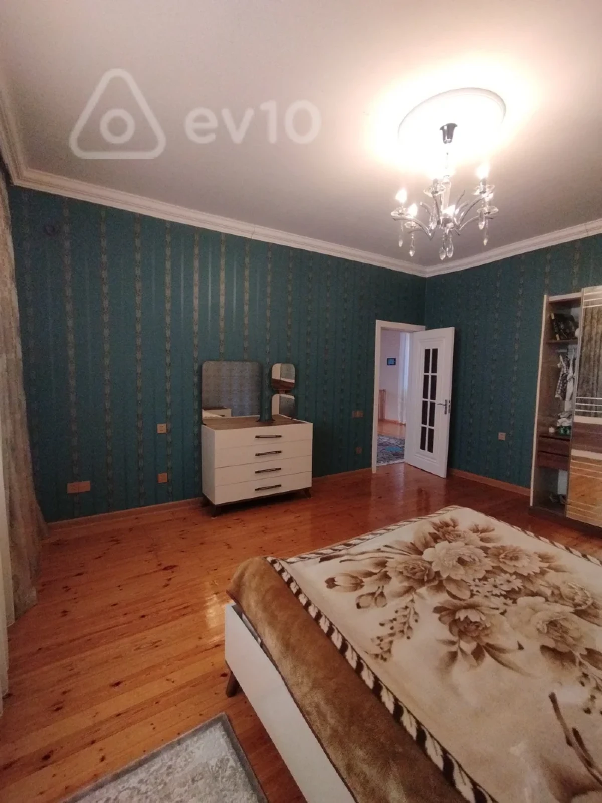 Satılır 7 otaqlı həyət evi 200 m²