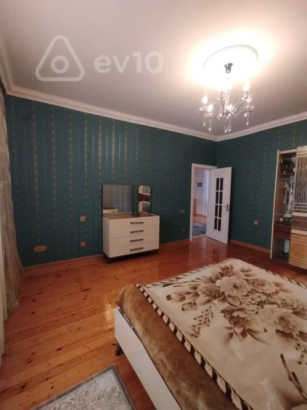 Satılır 7 otaqlı həyət evi 200 m²