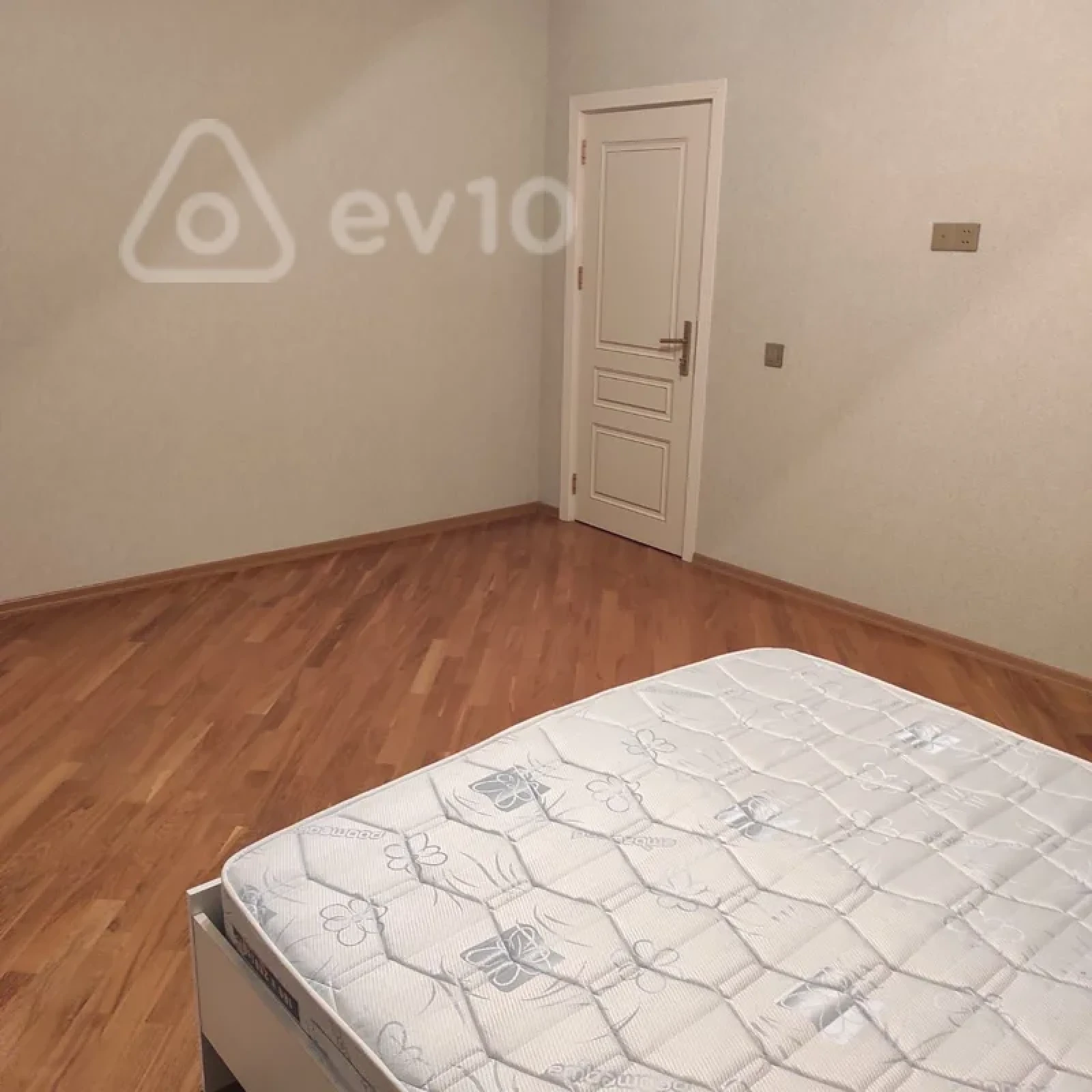 Kirayə verilir 3 otaqlı yeni tikili 155 m²