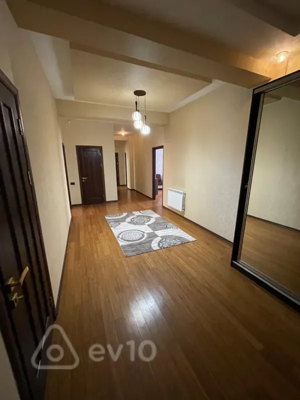 Kirayə verilir 3 otaqlı yeni tikili 150 m²