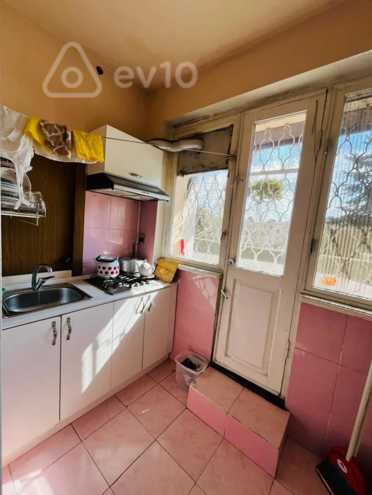 Satılır 4 otaqlı köhnə tikili 85 m²